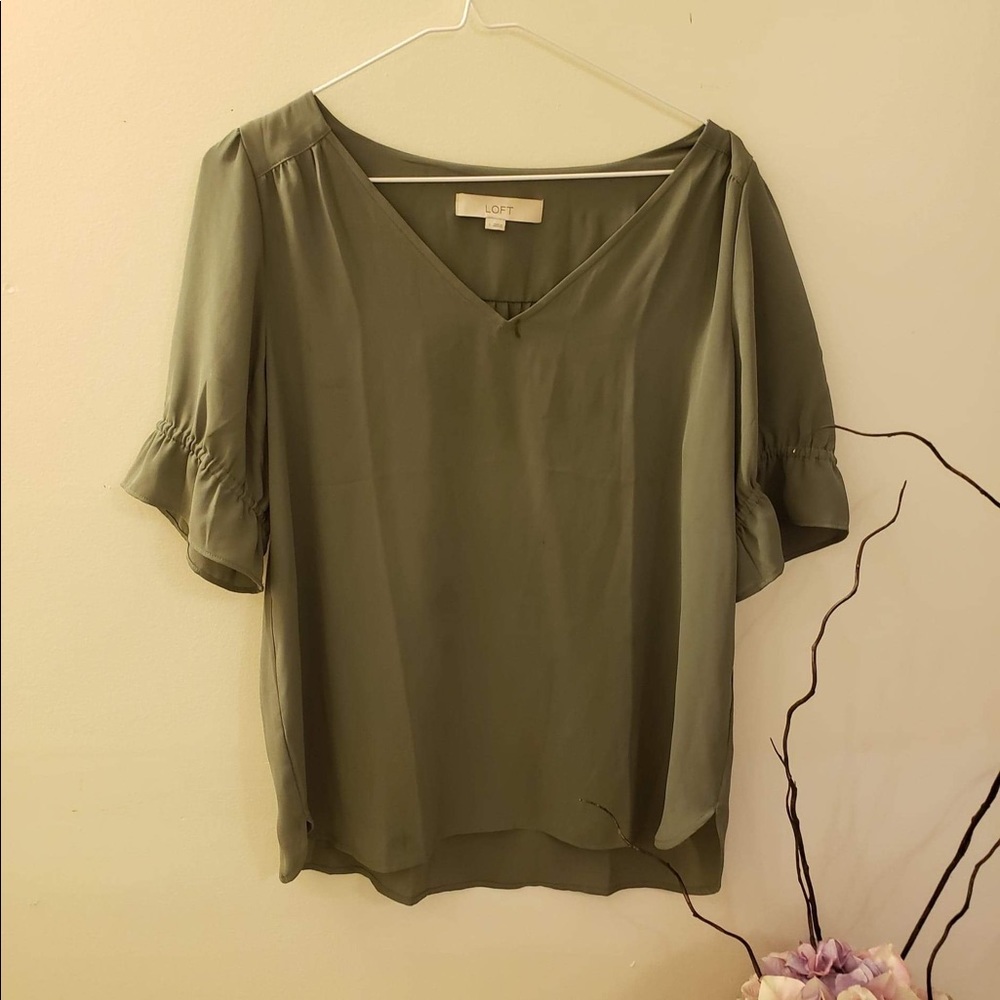Loft small simple v neck blouse in hunter green